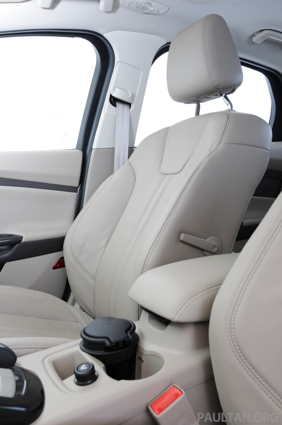 2012-ford-focus-4door-interior-1
