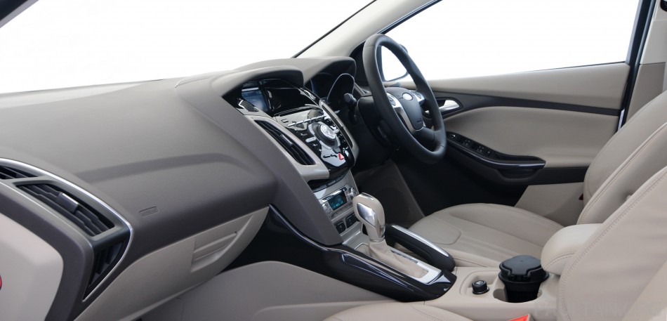 2012-ford-focus-4door-interior-15