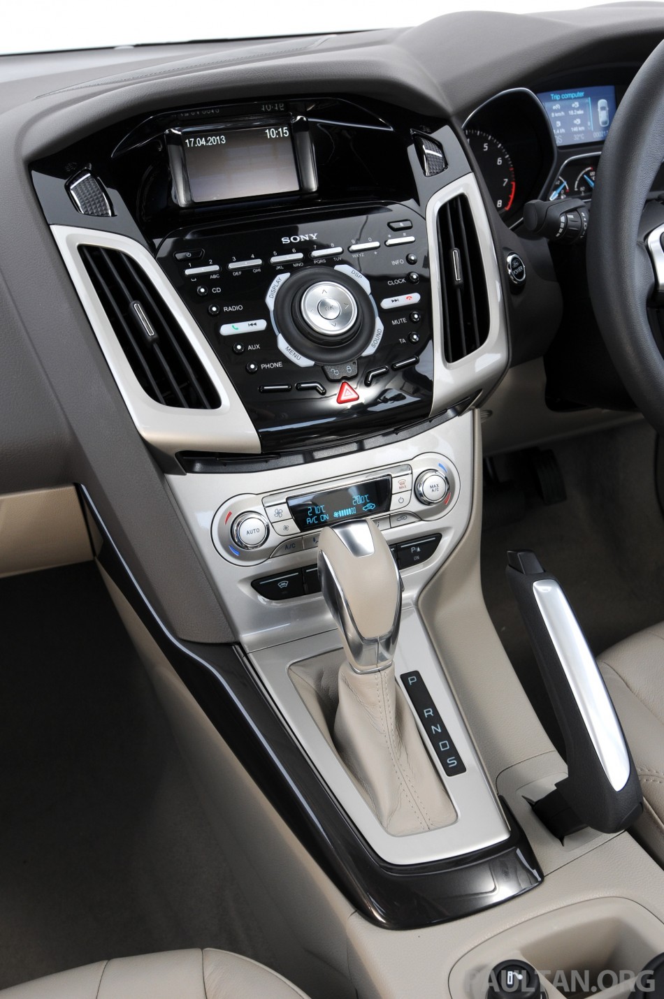 2012-ford-focus-4door-interior-5