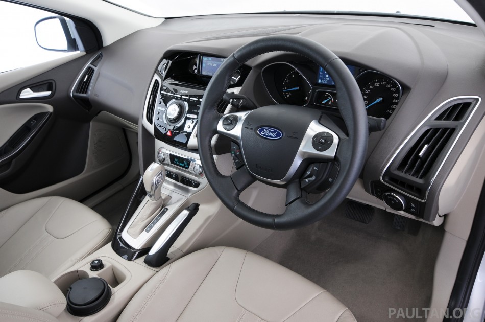 2012-ford-focus-4door-interior-8