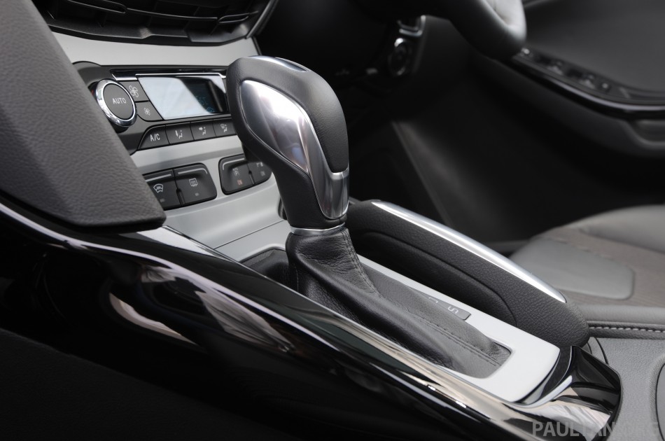 2012-ford-focus-5door-interior-13