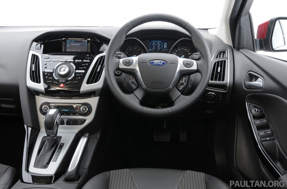 2012-ford-focus-5door-interior-16