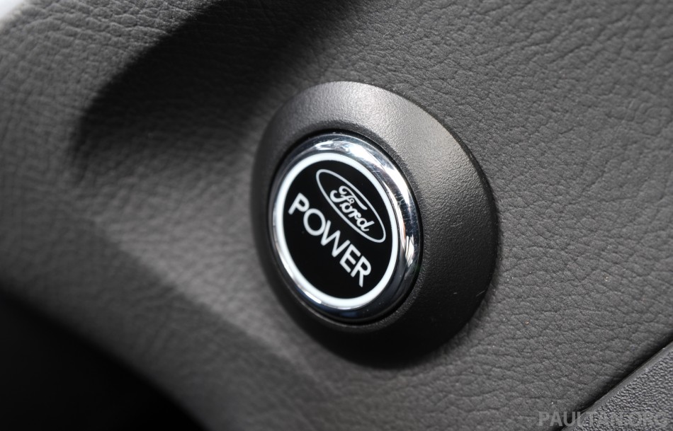 2012-ford-focus-5door-interior-2