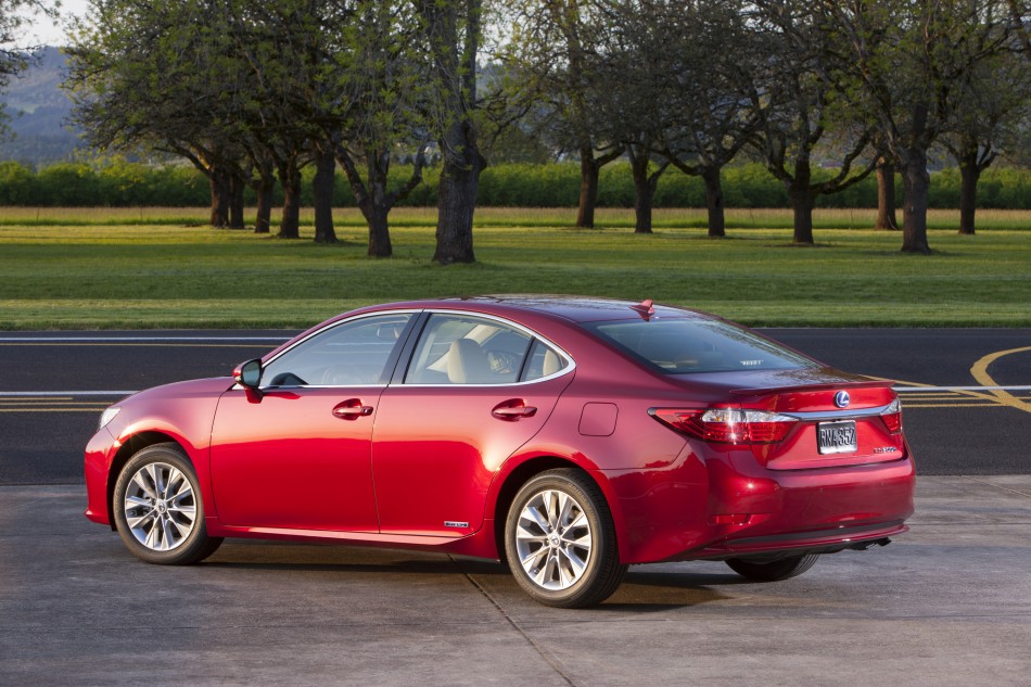 2013_Lexus_ES_300h_002_1