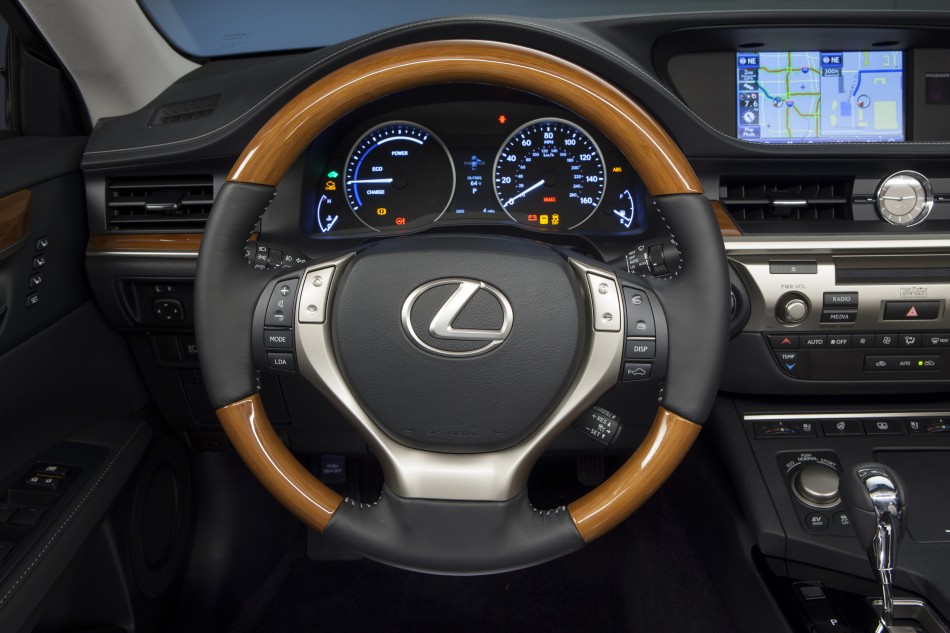 2013_Lexus_ES_300h_021_1