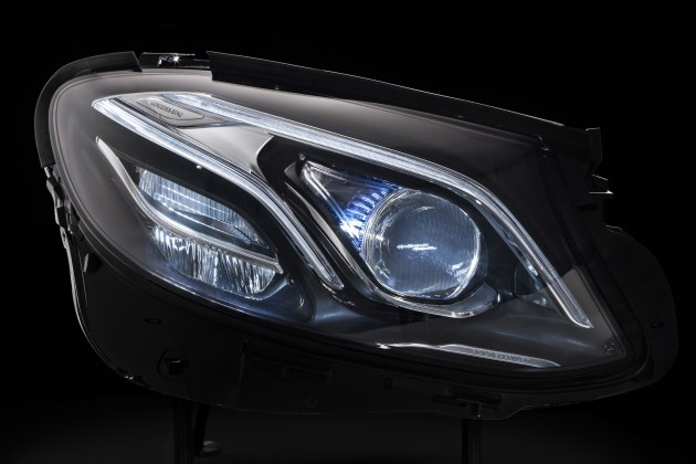 Mercedes-Benz MULTIBEAM LED-Scheinwerfer: Mercedes-Benz MULTIBEAM LED-Scheinwerfer mit einer Raster-Lichtquelle mit 84 LED. Ermöglicht eine noch höhere Auflösung des Lichtbilds. Mercedes-Benz MULTIBEAM LED headlamps: Mercedes-Benz MULTIBEAM LED headlamps with a gridded light source containing 84 LEDs, enabling even higher resolution of the light output.