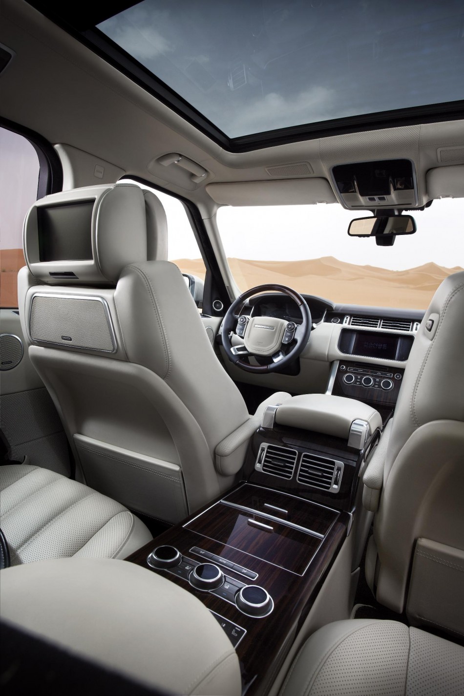 594258_LR_Range_Rover_Location_Interior_01