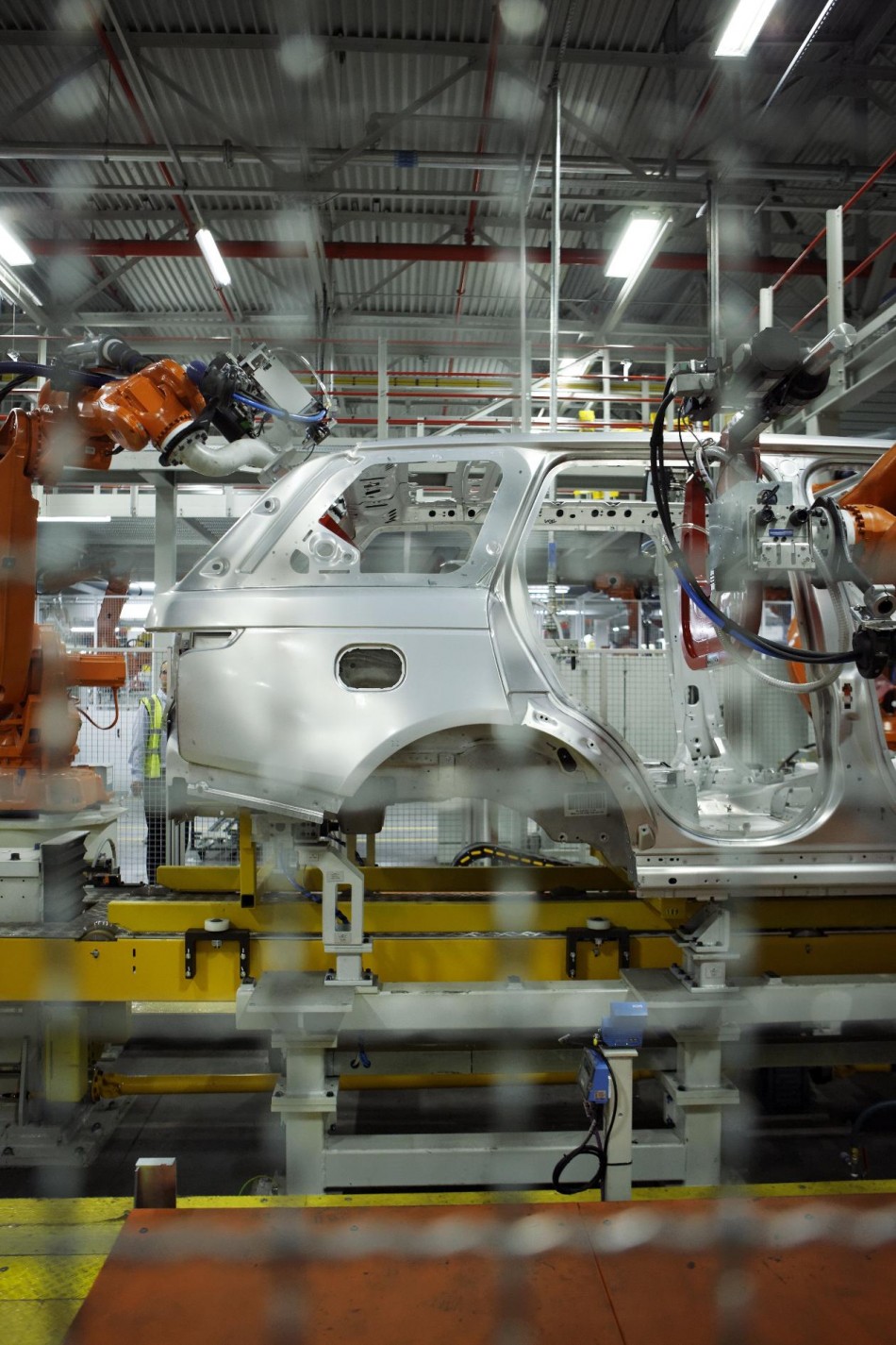 594299_68990jlr-JLR_Invests_In_New_Range_Rover_060912_2