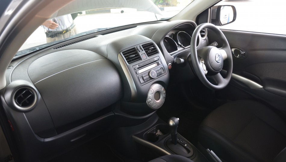 Almera-Interior-01