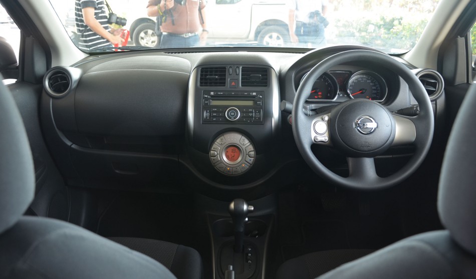 Almera-Interior-02