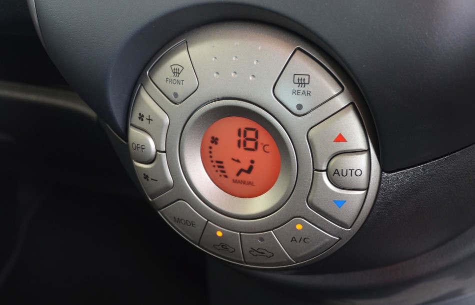 Almera-Interior-06