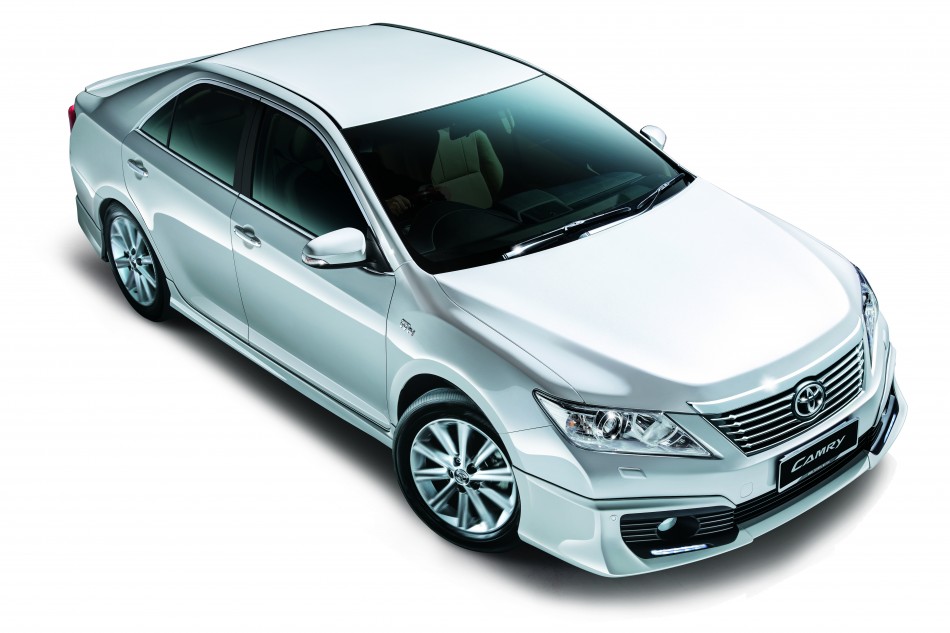 Camry 2.5V White Pearl Top View