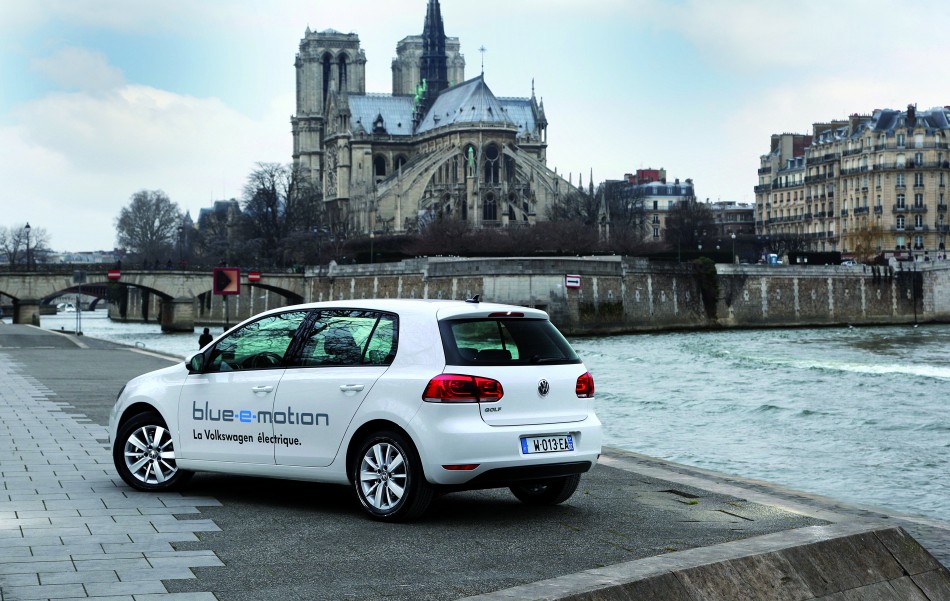 Internationaler Flottenversuch mit dem Golf Blue-e-Motion in Paris