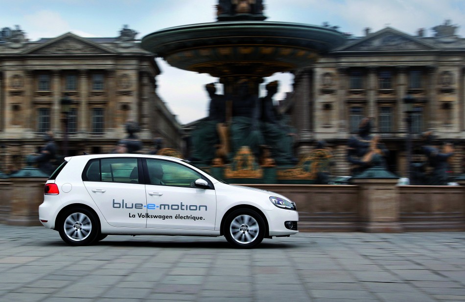Internationaler Flottenversuch mit dem Golf Blue-e-Motion in Paris