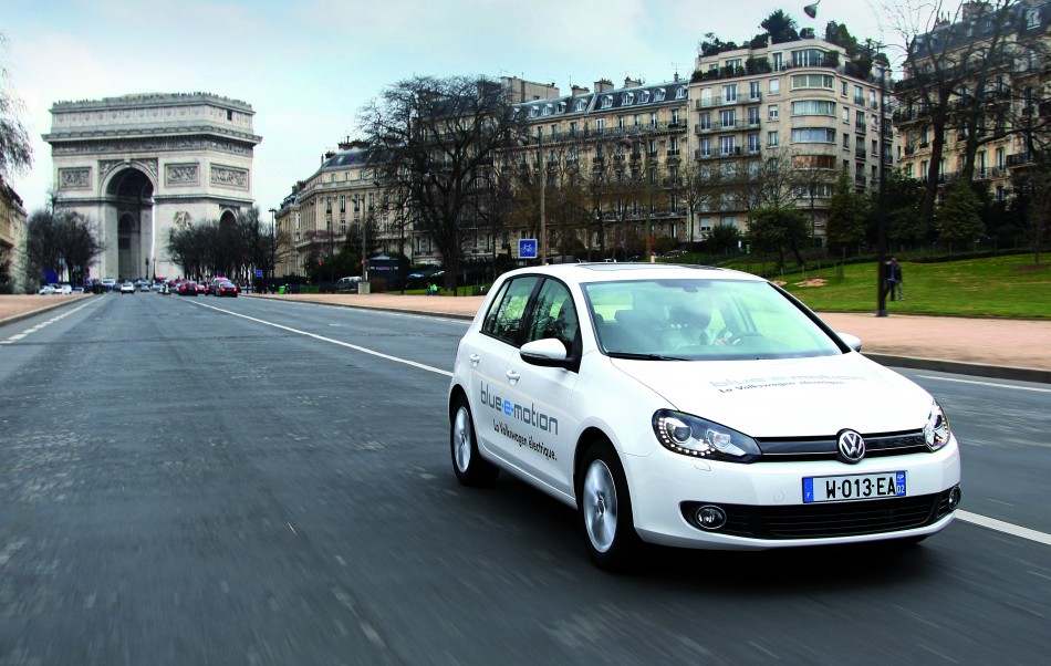 Internationaler Flottenversuch mit dem Golf Blue-e-Motion in Paris