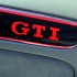 Weltpremiere am Woerthersee: Golf GTI Black Dynamic/Praezision im Detail - von Hand lackierter roter GTI-Schriftzug auf Tuerinnenverkleidung.