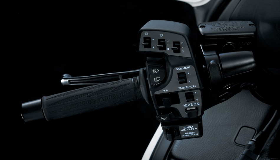Left-handlebar-with-volume-control@
