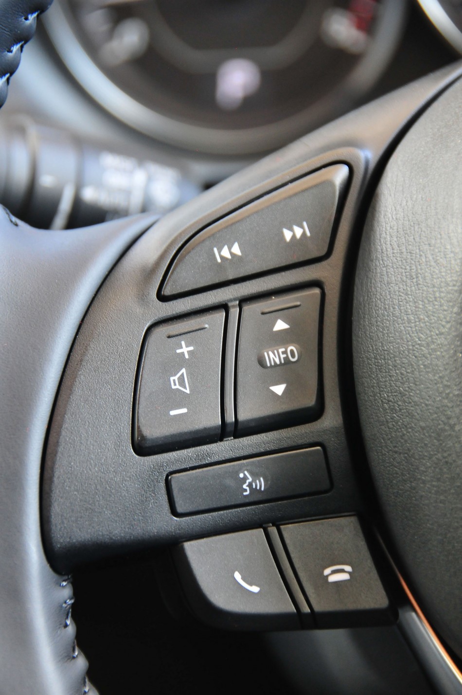 Mazda6_steeringcontrols
