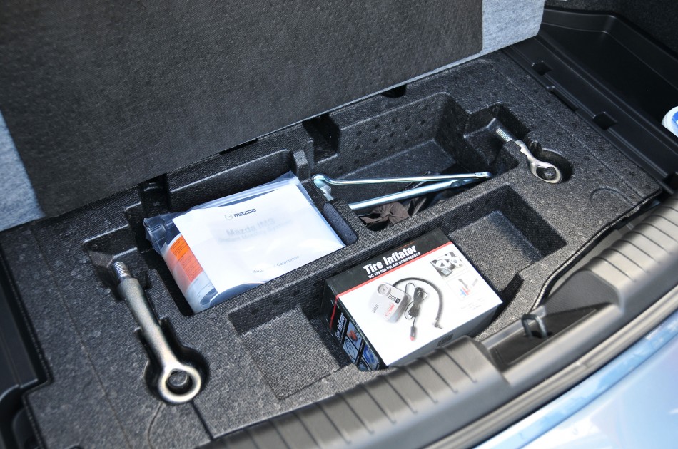 Mazda6_tyrerepairkit