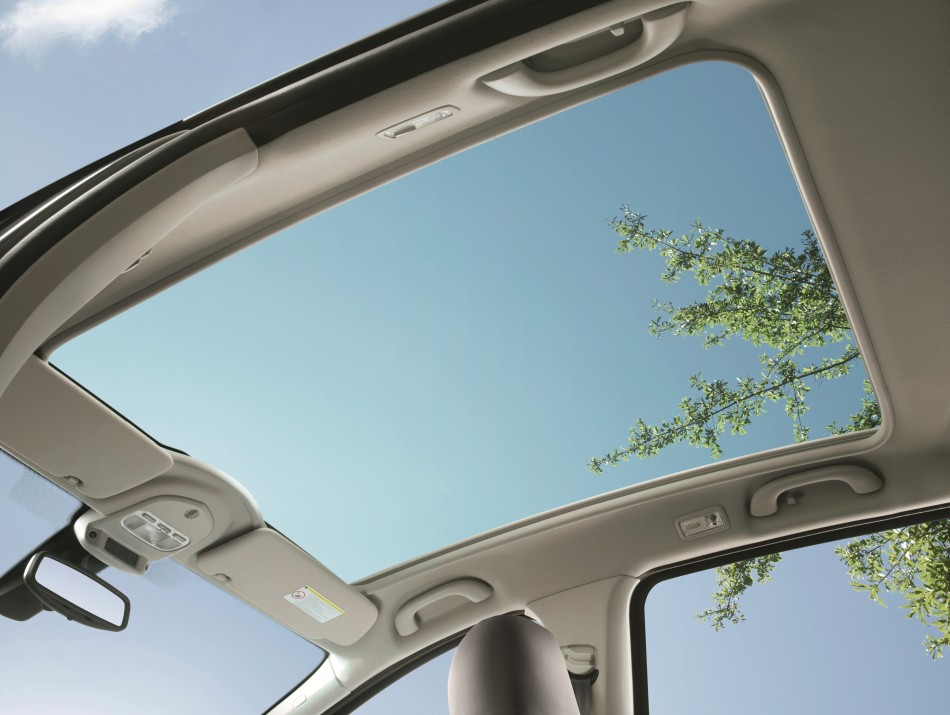 Panoramic Roof with Ellectronocally Retractable Blind1
