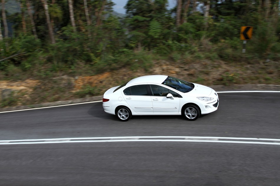 Peugeot408_096
