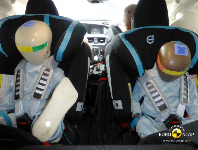 Volvo V40 Child rear seat crash test