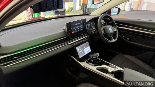 Program Teksi Madani dilancar — Proton S70 turbo merah, dikecualikan dari duti eksais dan cukai jualan