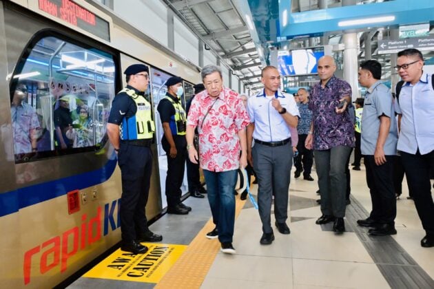 Sultan Selangor berkenan berangkat naiki tren LRT3 Laluan Shah Alam dari Bandar Utama ke Johan Setia
