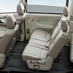 2016-Nissan-Serena-7
