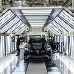Lamborghini-Urus-15000th-Production-Milestone-2