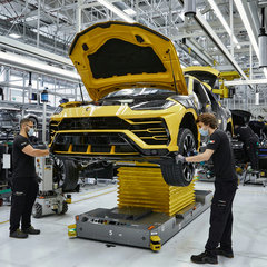 Lamborghini-Urus-15000th-Production-Milestone-3
