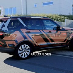 Bear Grylls tests new Land Rover Discovery’s Intelligent Seat Fold technology, from the air