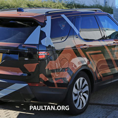 Bear Grylls tests new Land Rover Discovery’s Intelligent Seat Fold technology, from the air