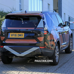 Bear Grylls tests new Land Rover Discovery’s Intelligent Seat Fold technology, from the air