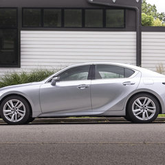 2021-Lexus-IS-300h-3-BM