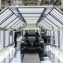 Lamborghini Urus 15,000th Production Milestone (2)