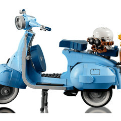 2022 Lego Vespa 125 – 3