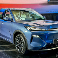 2026-Proton-eMas7-PHEV-Aquamarine-Blue-Alabaster-White-1