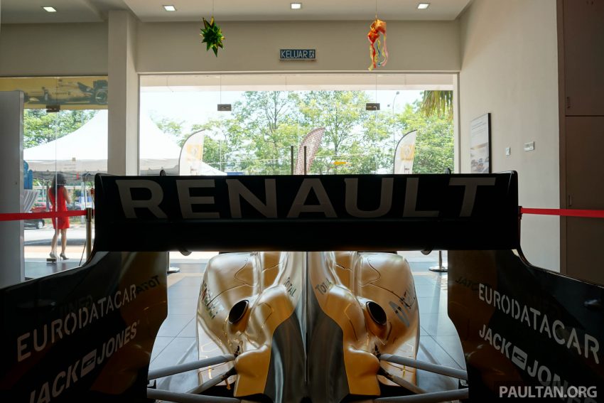 2016 F1 Renault RS16实车尺寸的复制版第一方程式战车，即日起至本月28日在全国指定Renault展示间展出！ 3314