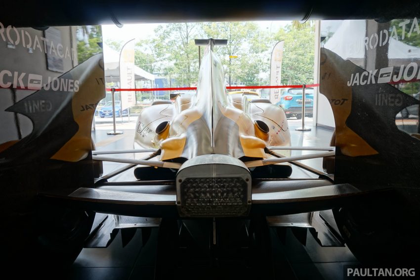 2016 F1 Renault RS16实车尺寸的复制版第一方程式战车，即日起至本月28日在全国指定Renault展示间展出！ 3316
