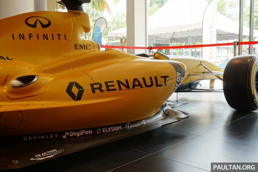 2016 F1 Renault RS16实车尺寸的复制版第一方程式战车，即日起至本月28日在全国指定Renault展示间展出！ 3300