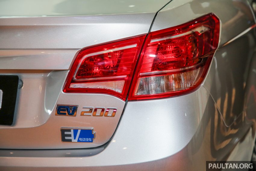 北汽 EV200 本地首秀，满电可行驶200km，明年上市。 12725