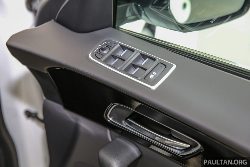 Jaguar F-Pace 本地面市，双等级上路价格从RM600k起。 14979