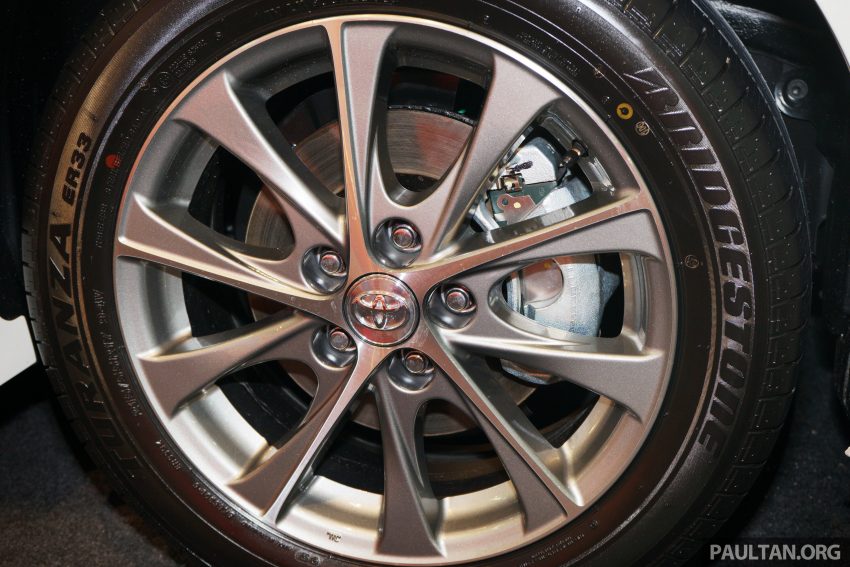 汽车图集：升级版 Toyota Camry 2.5 Hybrid Luxury。 14889