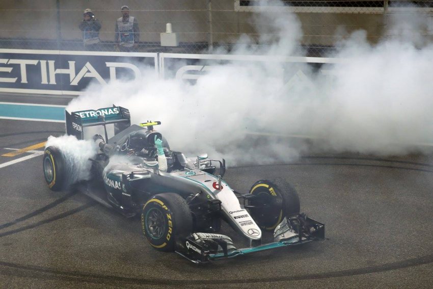 世界冠军 Nico Rosberg 与 Mercedes-AMG PETRONAS F1 赛车队，成功的方程式，从 F1 赛车场延伸到普通公路。 15034