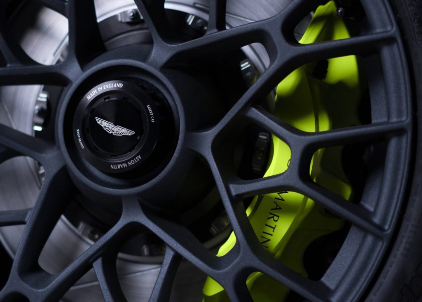 Aston Martin 将旗下 AMR 赛车部门独立成子品牌，专注发展赛道车型，推出 Rapide AMR 和 Vantage AMR Pro。 22136