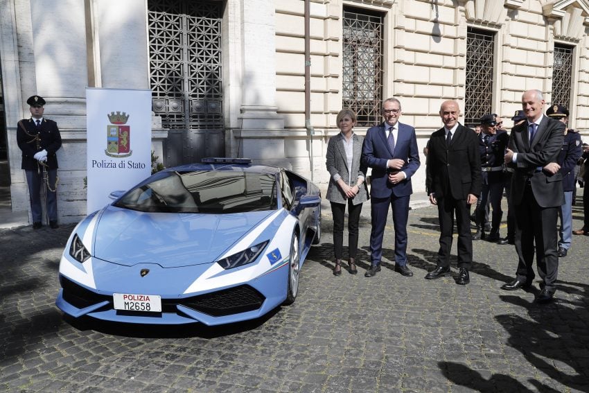 意大利警方好福利， Lamborghini Huracan 充当警车。 23925
