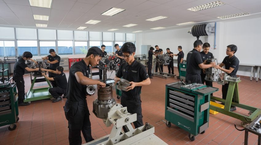 Mercedes-Benz Malaysia 新总部大厦开幕，耗资七千万。 20957