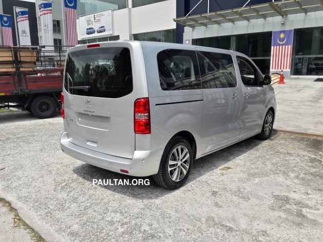 Peugeot Traveller 无伪装现身在展销中心外，要来了?!