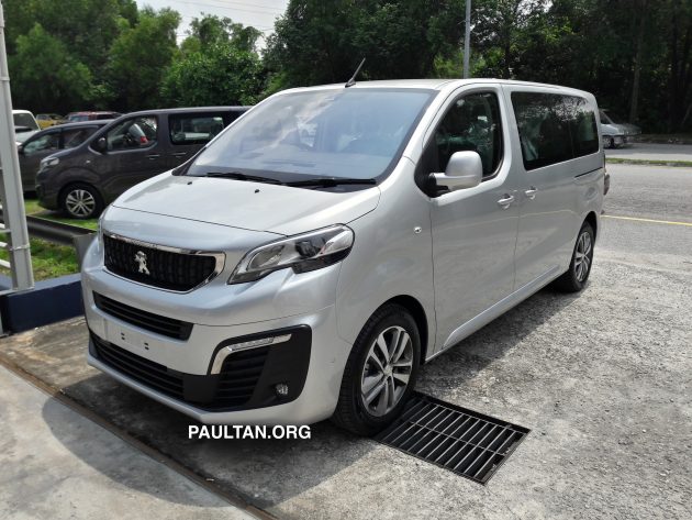 Peugeot Traveller 无伪装现身在展销中心外，要来了?!